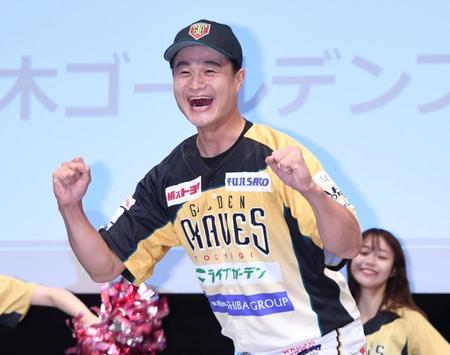 　ユニホーム姿でポーズを決めるティモンディ・高岸宏行＝都内（撮影・棚橋慶太）