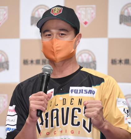 　入団会見を行うティモンディ・高岸宏行＝都内（撮影・棚橋慶太）