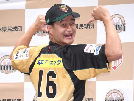 背番号を披露するティモンディ・高岸宏行＝東京・山野ホール（撮影・棚橋慶太）