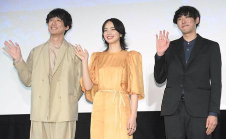 　映画「余命１０年」ＰＲイベントに登場した（左から）坂口健太郎、小松菜奈、藤井道人監督＝東京・スペースＦＳ汐留（撮影・堀内翔）