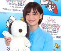 　スヌーピーのぬいぐるみを手に笑顔の倉科カナ