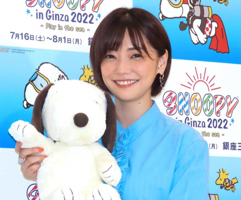 　スヌーピーのぬいぐるみを手に笑顔の倉科カナ