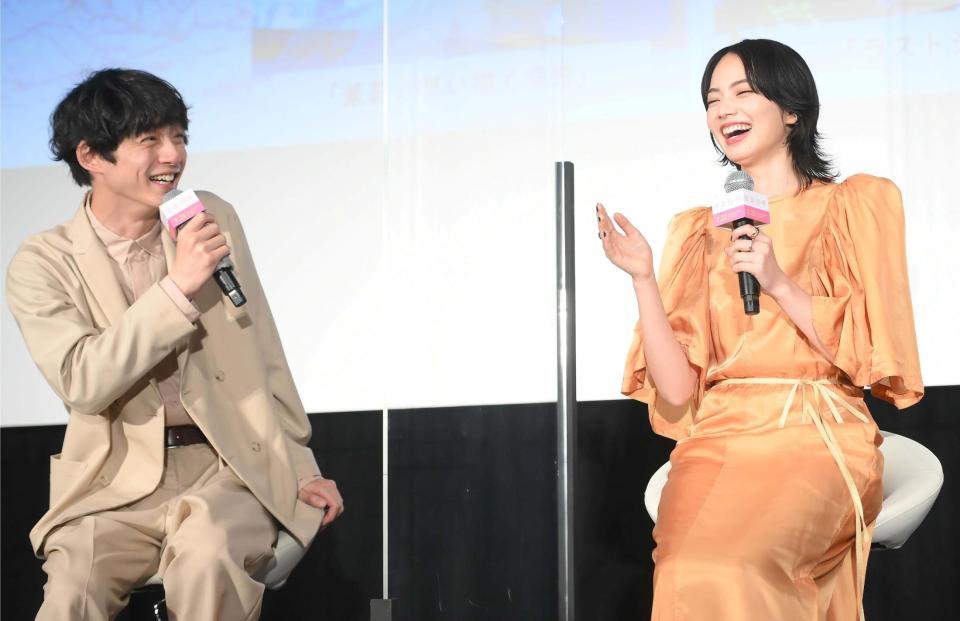 　映画「余命１０年」ＰＲイベントに登場した坂口健太郎（左）、小松菜奈＝東京・スペースＦＳ汐留（撮影・堀内翔）