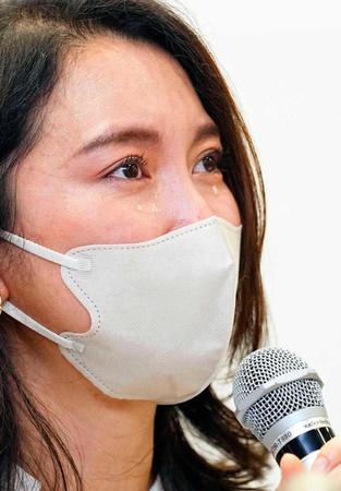 　記者会見で涙ぐむ伊藤詩織さん