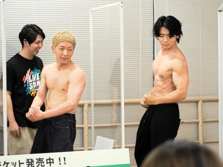 　筋肉アピールをする野田クリスタル（右）と嶋佐和也