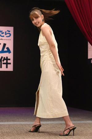 　イベントにノースリーブワンピースで登場した嵐莉菜（撮影・開出牧）