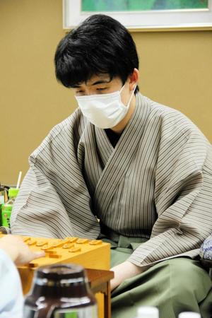 　豊島将之九段に勝利した藤井聡太王位＝神戸市内（日本将棋連盟提供）