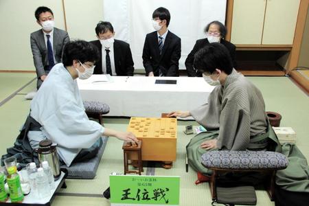 　豊島将之九段（左）に勝利した藤井聡太王位＝神戸市内（日本将棋連盟提供）