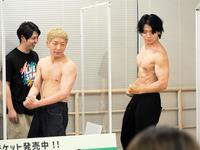 　筋肉アピールをする野田クリスタル（右）と嶋佐和也