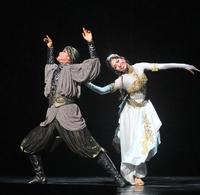 　雪組「ＯＤＹＳＳＥＹ」のトップスター彩風咲奈（左）と華世京