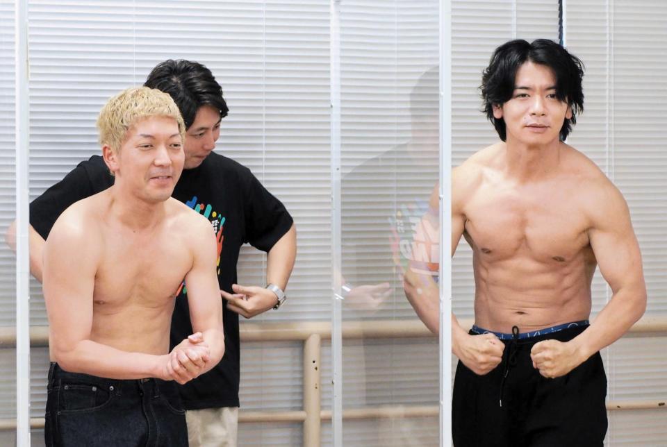 　筋肉アピールをする野田クリスタル（右）と嶋佐和也