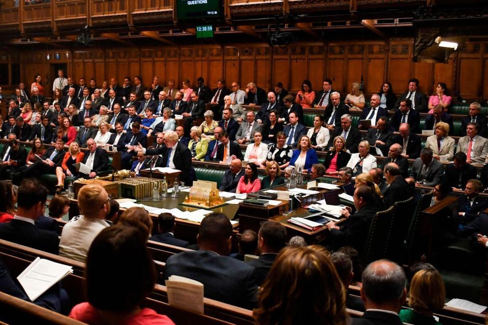 　ジョンソン首相（中央左）が話す英下院＝２０日、ロンドン（英議会／ＡＮＤＹ　ＢＡＩＬＥＹ提供、ロイター＝共同）