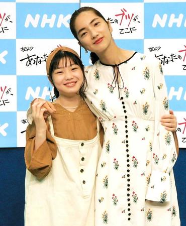 　会見を行った毎田暖乃（左）と仁村紗和