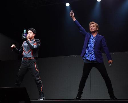 　変身ポーズを決める松本大輝（左）とつるの剛士（撮影・佐々木彰尚）