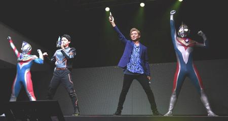 　変身ポーズを決める松本大輝（左）とつるの剛士（撮影・佐々木彰尚）