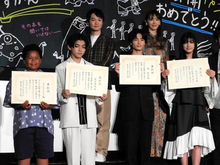 　舞台あいさつに出席した（前列左から）サニーマックレンドン、柴崎楓雅、城桧吏、吉村文香（後列左から）神木隆之介、新垣結衣