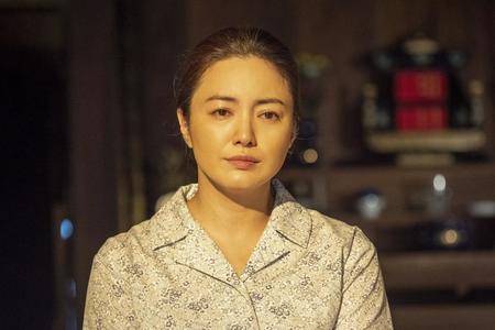 顔をそろえた娘たちと息子に、初めて過去のいきさつを話す母・優子（仲間由紀恵）