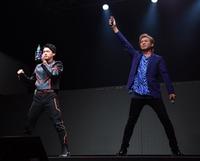 　変身ポーズを決める松本大輝（左）とつるの剛士（撮影・佐々木彰尚）