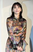 　花柄ワンピース姿で登場した新垣結衣