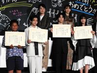 　舞台あいさつに出席した（前列左から）サニーマックレンドン、柴崎楓雅、城桧吏、吉村文香（後列左から）神木隆之介、新垣結衣