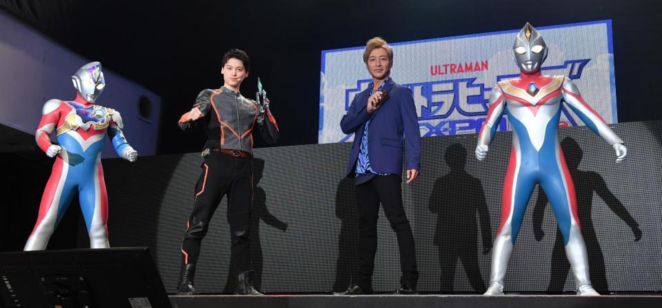 　ポーズを決める松本大輝（左）とつるの剛士（撮影・佐々木彰尚）