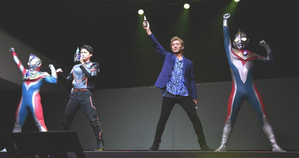 　変身ポーズを決める松本大輝（左）とつるの剛士（撮影・佐々木彰尚）