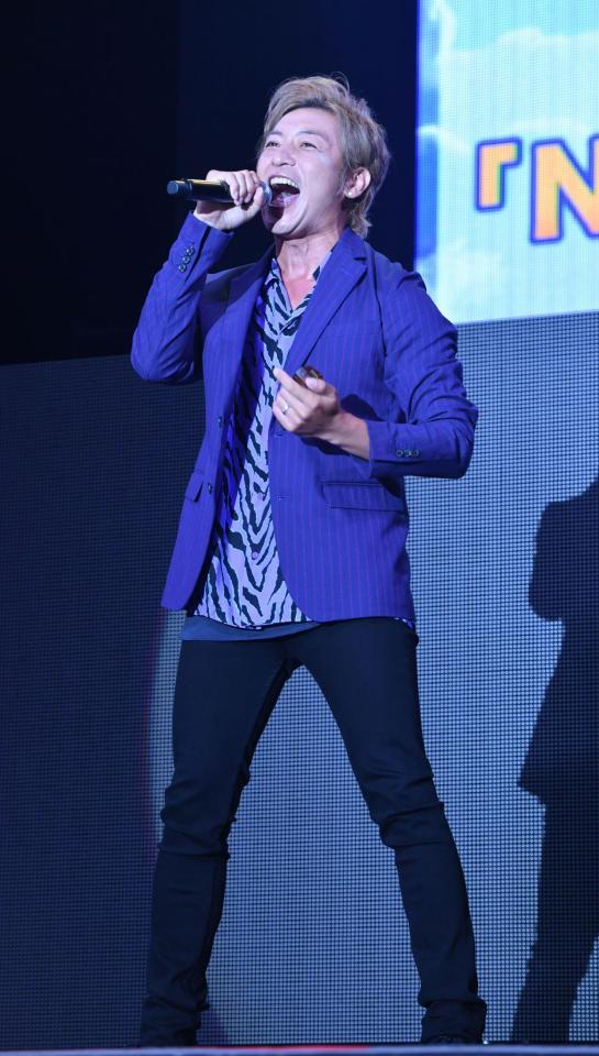 　イベントのテーマ曲を披露したつるの剛士（撮影・佐々木彰尚）