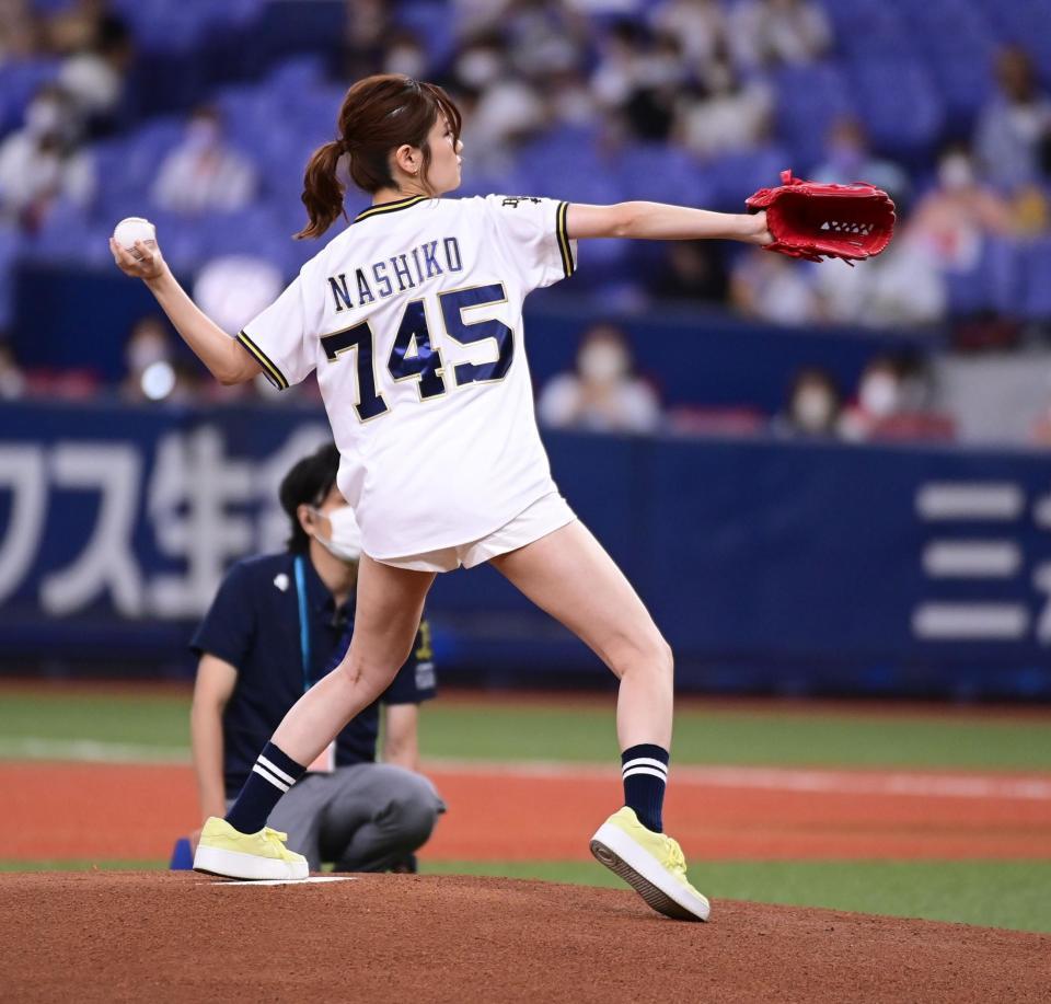 　背番号７４５のユニホーム姿で始球式を務めた桃月なしこ