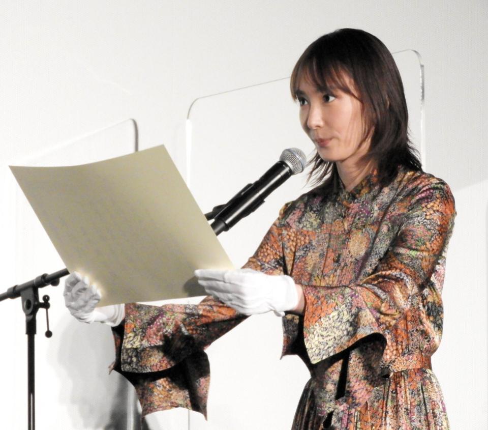 　子供たちに表彰状を贈る新垣結衣