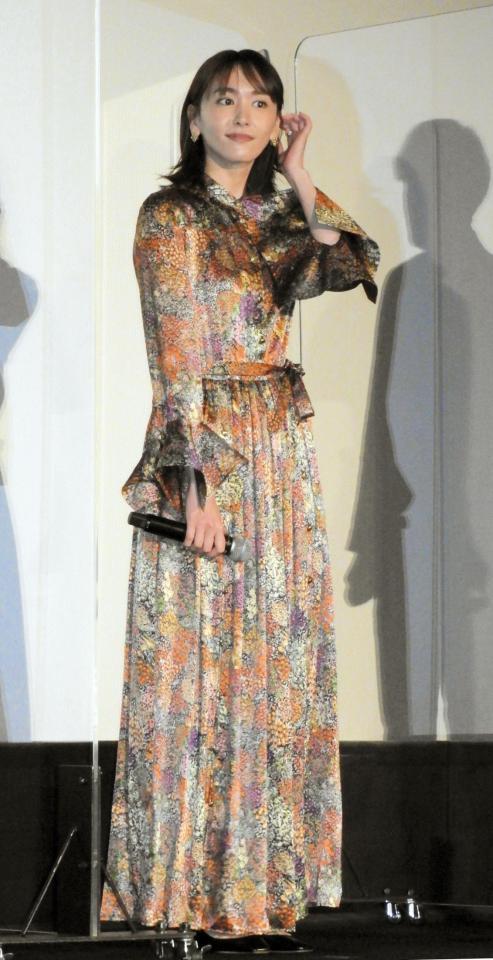 　花柄ワンピース姿で登場した新垣結衣