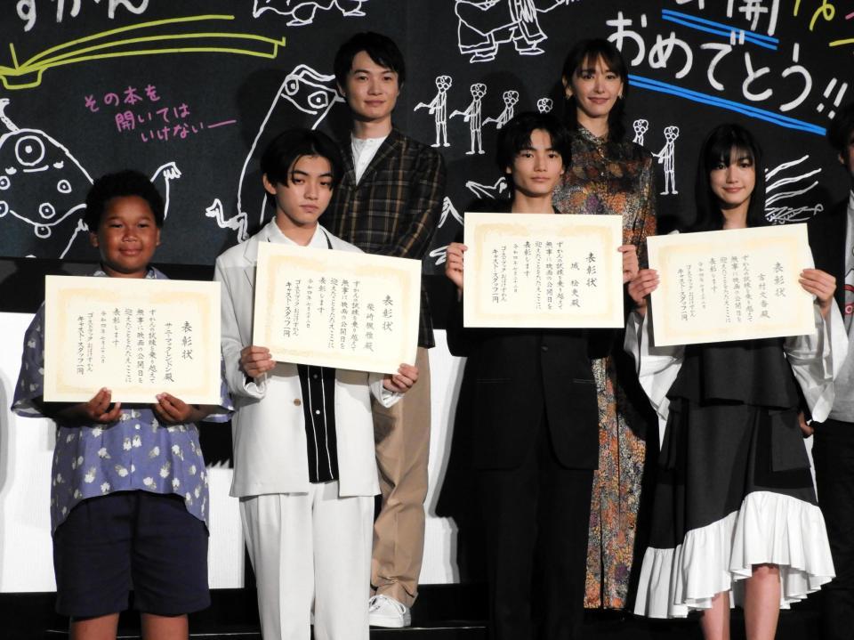 　舞台あいさつに出席した（前列左から）サニーマックレンドン、柴崎楓雅、城桧吏、吉村文香（後列左から）神木隆之介、新垣結衣