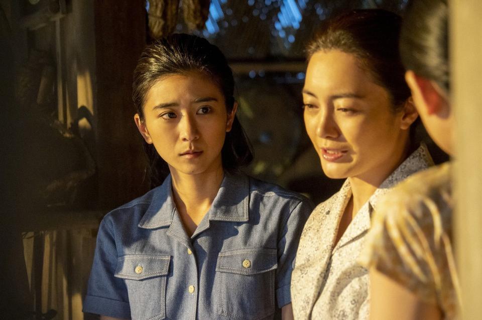 母・優子（仲間由紀恵・右）の語る秘められた話に、暢子（黒島結菜）は耳を傾ける