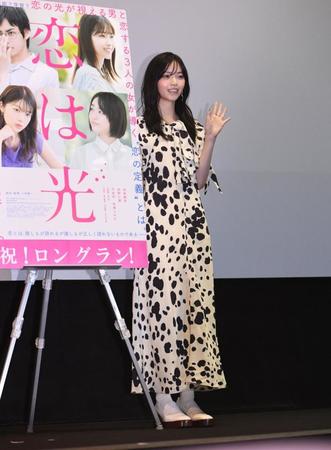 　舞台あいさつで観客に笑顔で手を振る西野七瀬＝東京・ＥＪアニメシアター新宿（撮影・開出牧）