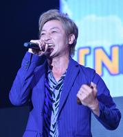 　イベントのテーマ曲を披露したつるの剛士（撮影・佐々木彰尚）