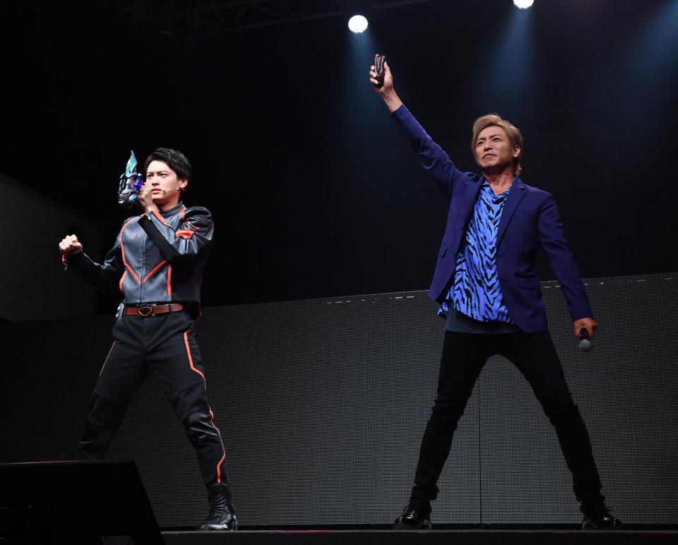 　変身ポーズを決める松本大輝（左）とつるの剛士（撮影・佐々木彰尚）