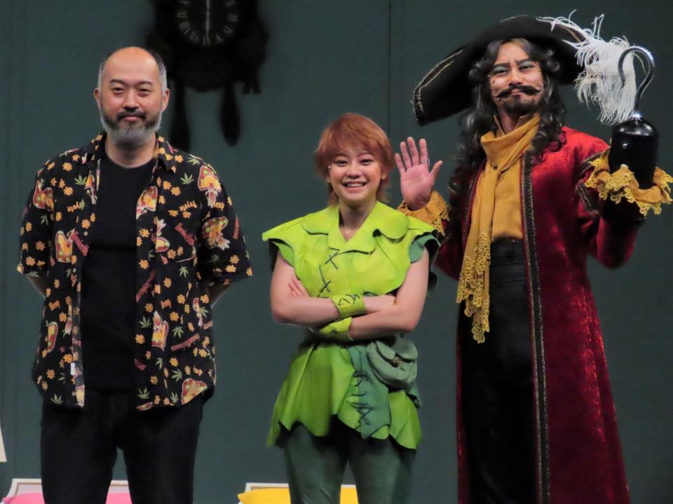 　ミュージカル「ピーター・パン」の公開稽古＆取材会に出席した（左から）森新太郎氏、吉柳咲良、小西遼生