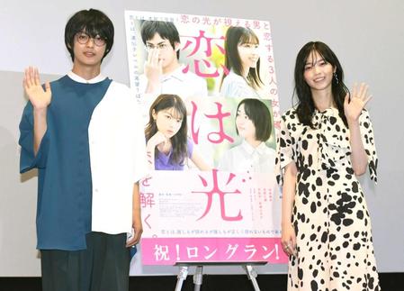 　笑顔で手を振る神尾楓珠（左）と西野七瀬