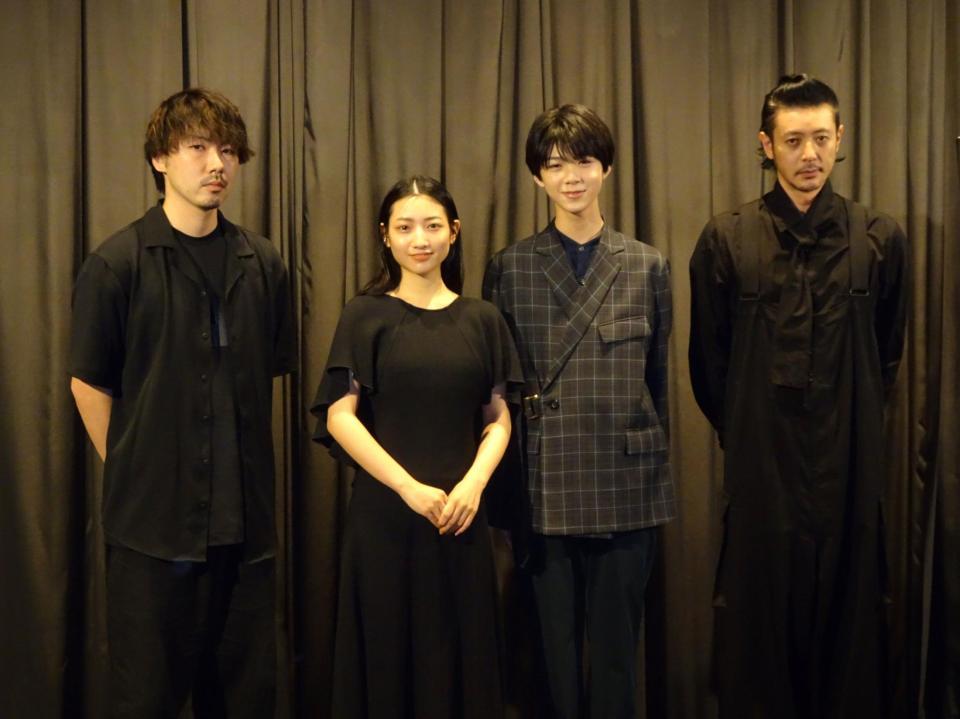 　完成披露上映会に出席した（左から）松本優作監督、川島鈴遥、白鳥晴都、オダギリジョー