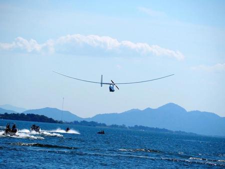 　連覇を目指す「東京都立大学鳥人間部Ｔ-ＭＩＴ」の人力プロペラ機が離陸する＝滋賀・松原水泳場