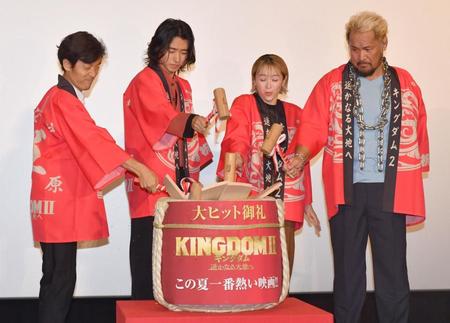 　「キングダム２　遥かなる大地へ」の大ヒット御礼舞台あいさつで鏡開きをする（左から）佐藤信介監督、山崎賢人、清野菜名、真壁刀義＝東京・ＴＯＨＯシネマズ六本木ヒルズ（撮影・佐々木彰尚）