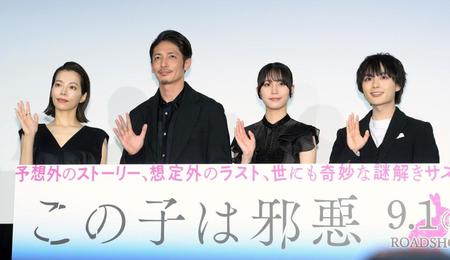 　客席に手を振る（左から）桜井ユキ、玉木宏、南沙良、大西流星（撮影・堀内翔）