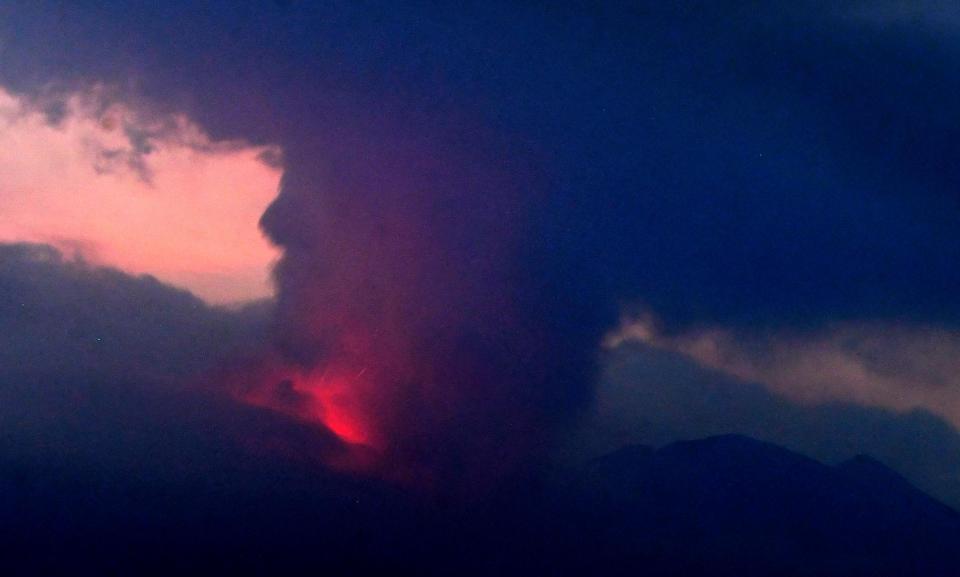 　噴火した桜島＝鹿児島県垂水市牛根麓から（15秒間露光、無人定点カメラで撮影）