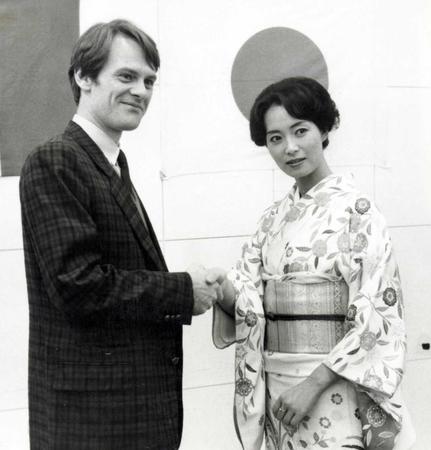 　日仏合作ドラマ「ビゴーを知っていますか」会見に出席した島田陽子さん（右）＝８２年３月