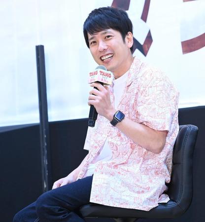 学生の質問に笑顔を見せる二宮和也（撮影・高石航平）