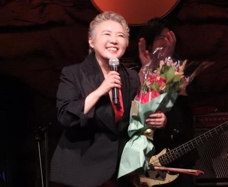 花束を受け取り笑顔の麻倉未稀