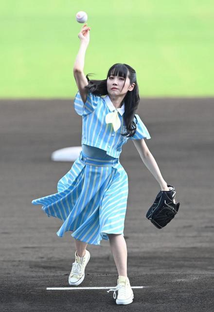 STU48の中村舞が超緊張の始球式 三塁側に大きくそれるもスタンド