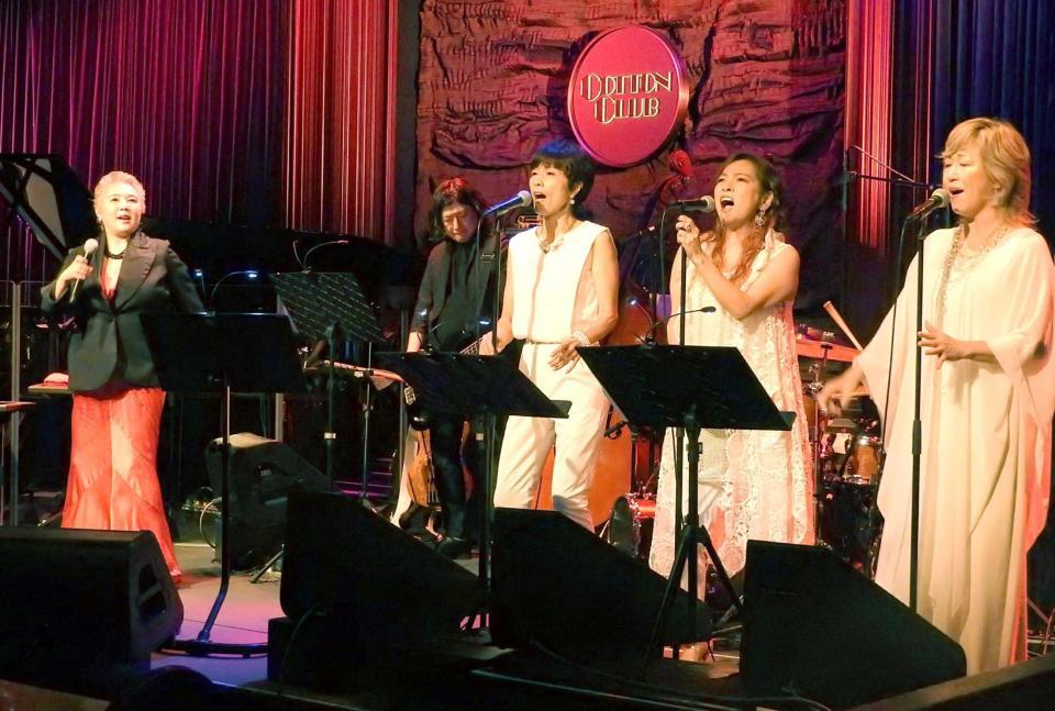 　息の合った歌唱を披露する（左から）麻倉未稀、庄野真代、石井明美、澤田知可子