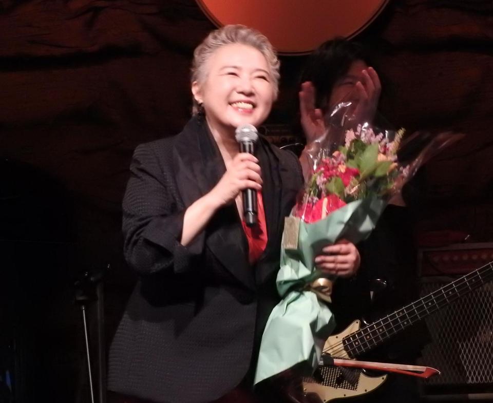 花束を受け取り笑顔の麻倉未稀