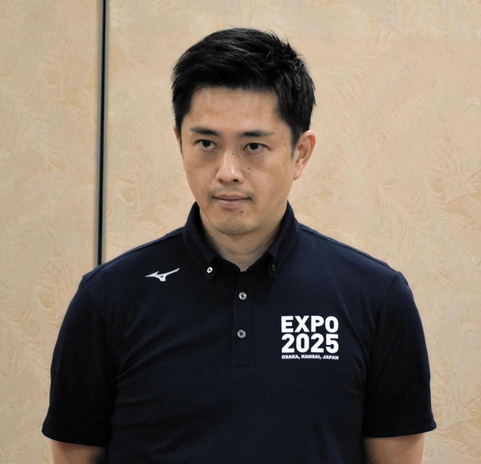 　定例会見で話す大阪府の吉村洋文知事