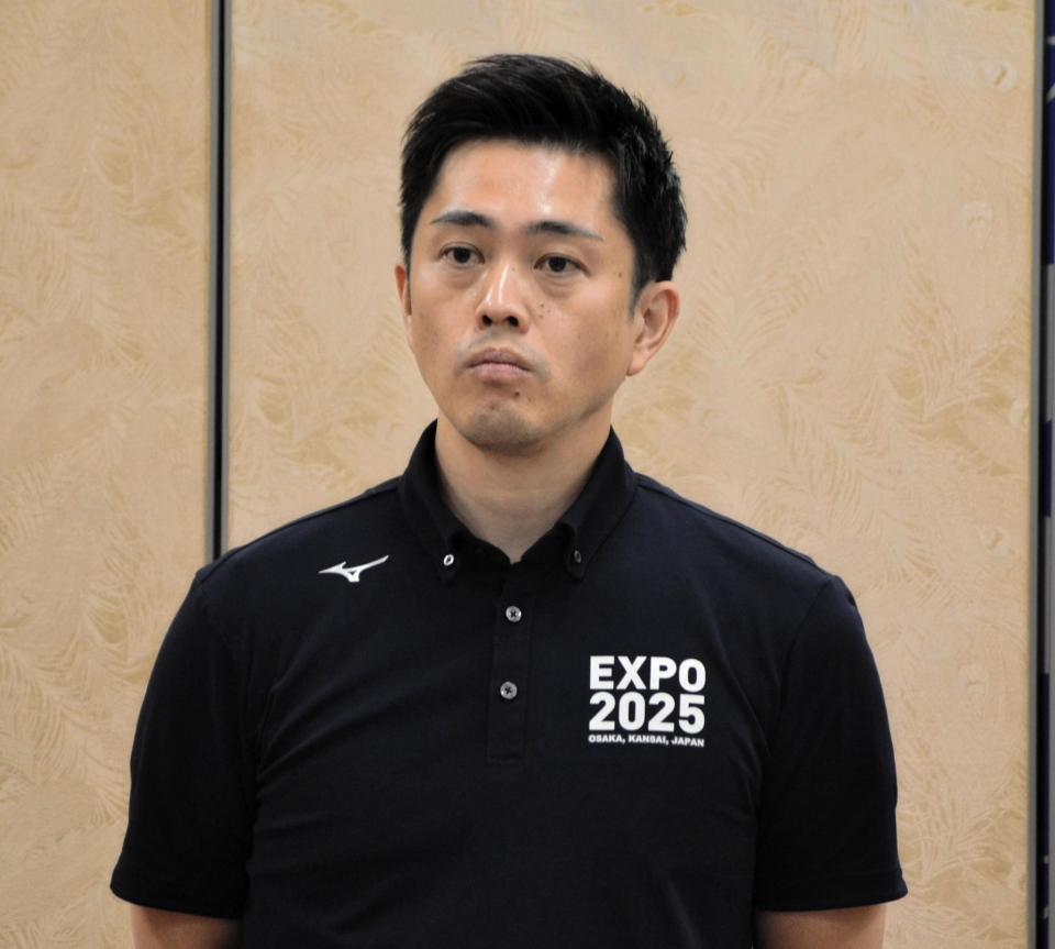 　定例会見で話す大阪府の吉村洋文知事